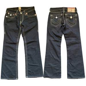 True religion jeans (size 31x34) Mått -> (midjemått: 42,5cm) (Ytterbenslängd: 103cm) (Innerbenslängd: 77cm) (Benöppning: 25cm) Kom privat för fler bilder samt frågor! jeansen är tvättade efter bilderna togs!