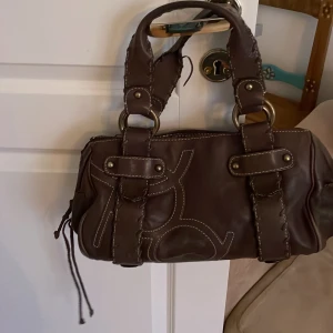 Brun handväska äkta skinn - Brun handväska med många fack. Äkta läder och i gott skick. Nypris 3.000 kr på Cortez Inglés i Spanien. Endast avhämtning.