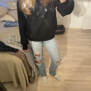 Zara jeans - As snygga zara jeans i jättebra skick, säljer pga att de är för små. Medelhög midja och straight!🩵