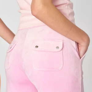 Juicy byxor  - Säljer mina snygga Juicy byxor då dom blivit för korta för mig, ny pris 1 199kr men säljer nu för 640kr. I använt och fint skick, skriv vid intresse.