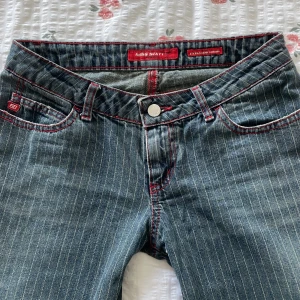 Miss sixty jeans - Ett par jättelåg midjade, bootcut  miss sixty jeans. För små för mig som har storlek 36 i jeans.