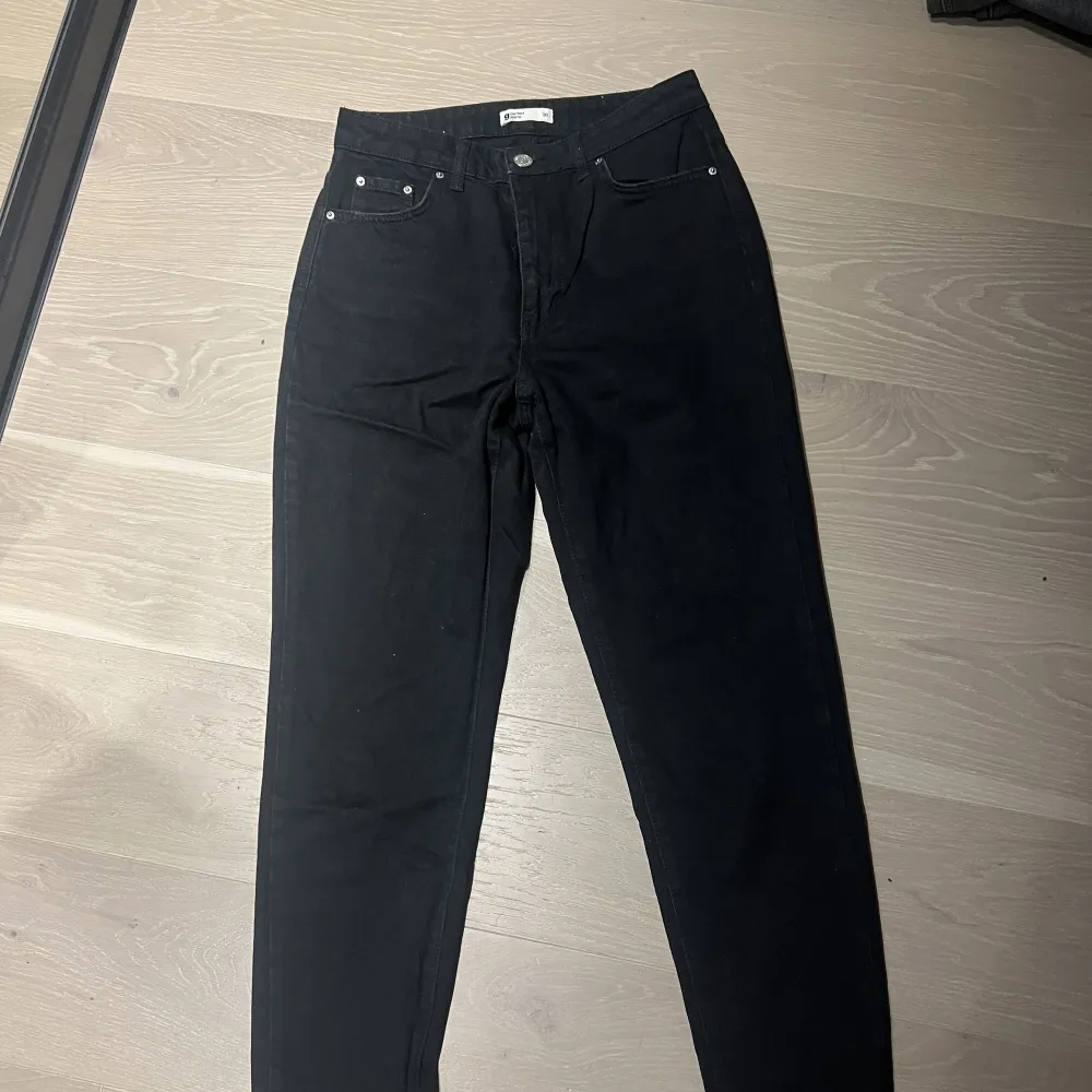 Svarta jeans ifrån Gina i storlek M. Jeans & Byxor.