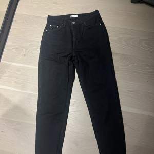 Svarta jeans ifrån Gina i storlek M