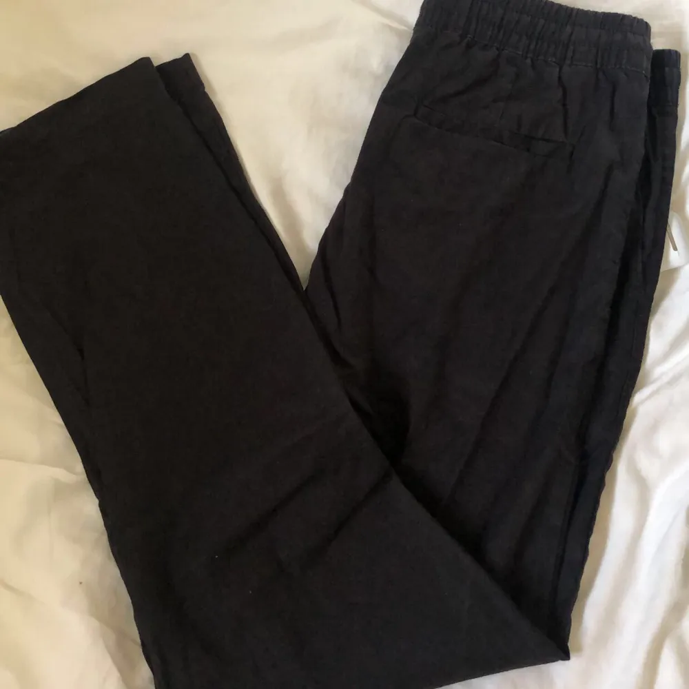 Svarta linne byxor som också är gjorda av bomull som är i storlek s. Använder få tall gånger men inprecip som nya. Med fickor både fram och bak. Jag själv är 165cm och sitter som på bilderna!. Jeans & Byxor.