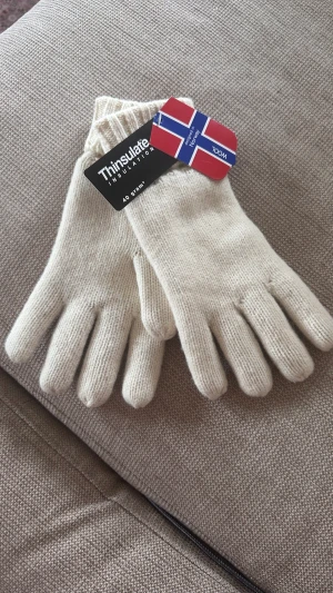 Thinsulate vantar - Helt nya stickade fingervantar med värmande Thinsulate-foder. 