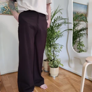 Kostymbyxa oversize  - Snygga kostymbyxor med något utsvängda ben. Skick som ny