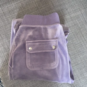 Juicy byxor - Säljer pga att de är lite stora, har sytt upp dem med de är uppsprättade så de har en svag rand längst ner men syns knappt, kom privat för fler bilder💗