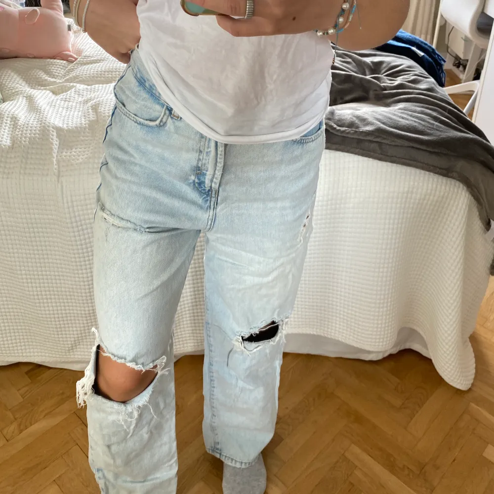 Supercoola jeans med hål i!🩵. Jeans & Byxor.