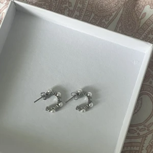 Edblad örhängen - Säljer dessa jätte fina edblad örhängen, då det inte kommit till användning. Använt en gång. Säljs inte längre. Nypris 399kr. Säljer från 250 plus frakt, kontakta för mer💗Går att diskutera pris!