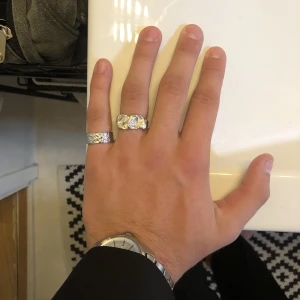 Ring - Ring gjord av tungsten, vilket är materialet som ofta används för att göra vigselringar, ganska liten men går att justera