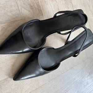 Slingback sandaler - Svarta slingback klackar från HM. Använda 1 gång. 