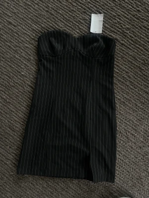 Oanvänd randig korsettklänning - En supersnygg randig korsett klänning från Bershka, tyvärr lite för liten för mig. Den är helt oanvänd, fler bilder kan skickas privat❤️köparen står för frakt.