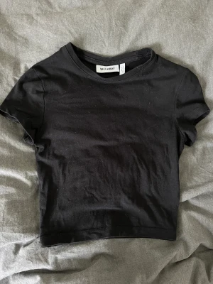 Kort tröja  - Kort tight tröja från weekday som har blivit för liten för mig 