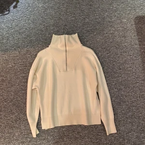 Tröja med krage Vero Moda - Säljer min fina beigea tröja med krage från Vero Moda. Säljer den för att den inte kommer till användning💕 Köpt för ca 500-600kr, mitt pris 250kr💖 Pris går alltid att diskutera🫶🏻