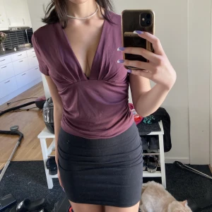 fin topp - Säljer denna plommonlila superfina toppen från bikbok! Säljer då jag knappt använder den, den är alltså i bra skick:) Kolla gärna min profil för massa mera 💓