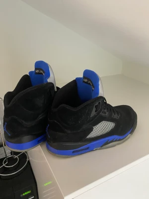 Jordan 5 racer blue - Säljer dessa då jag inte använder dom längre, box och alla tillbehör finns med. Äkthetsbevis finns i boxen. Kom privat för fler bilder eller bud