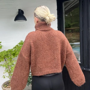 Stickad tröja  - Stickad brun tröja från Nelly i storlek S.