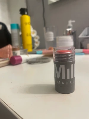 Milk Blush  - Jätte fin Blush stick som tyvärr inte kommer till användning då jag fick den i present och använder inte Blush sticks utan bara puder produkter 