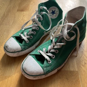 Gröna Coverse  - Använda gröna converse i strl 40. Fortfarande snygga men lite slitna, säljes därför billigt. 