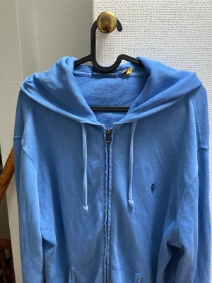 Ralph Lauren zip up - Hej säljer denna snygga polo zip up på grund av att den är Förstor. Helt fel fri skick 9,5/10 Ny pris 1400. Pris kan diskuteras