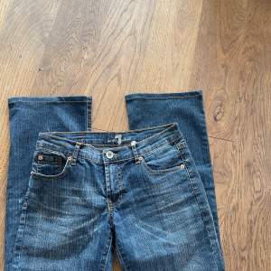 Bootcut och low waist jeans från märket 7 for all mankind som inte kommit till användning. Skriv gärna om du har npgra frågor