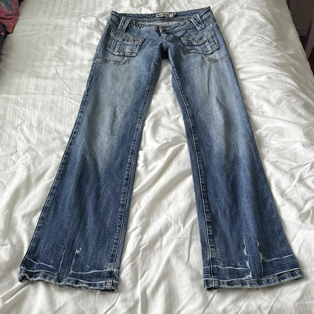 Vintage från MNGjeans 💕lågmidjade o bootcut, såå coola!! Midja: 80cm innerben: 81cm . Toppar.