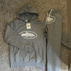 Corteiz tracksuit - Köpt: corteiz hemsida - 2500kr Skick: 10/10 Skador: Inga helt ny  Passform: S/M/L - baggy 😊😊😊