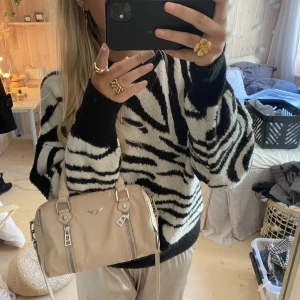 Stickad tröja - Jätte fin och cool men har för många❤️