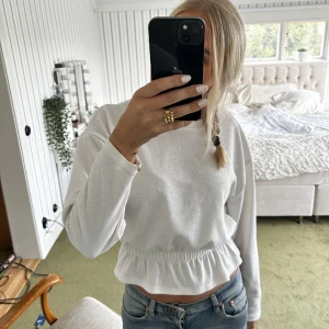 Vit långärmad tröja  - Jag säljer nu denna fina vita tröja med volang från Gina tonic! pågrund av att den inte används längre! Köparen står för frakten 💕 nypris: 259