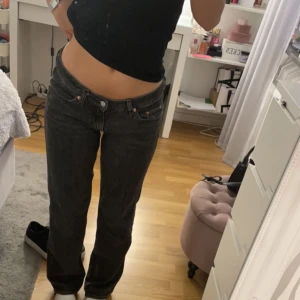 Lågmidjade jeans  - Säljer ett par as snygga Lågmidjade jeans ifrån weekday!💞💞