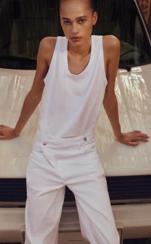 Vita jeans  - Vita jeans från Zara , vid modell storlek 40  Bilden från Zara . Helt nya aldrig använda 