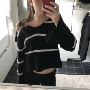 Stickad tröja  - Stickad jättemysig v-ringad tröja från Lindex med slits i armen😊