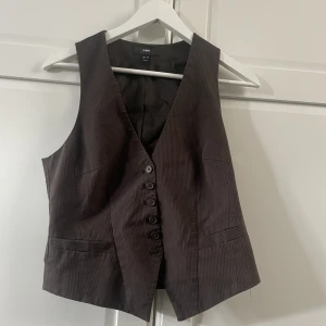 Vintage väst - Hej! Säljer denna sjukt snygga vintage västen i färgen brun🤎 Skriv för bilder!