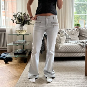 Jeans!  - Jeans med coola detaljer!! MIDJEMÅTT:75cm INNERBENSLÄNGDEN:80cm 