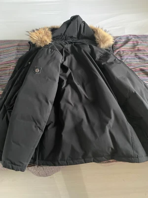 Hollies jacka herr -  Hej Jackan är köpt för ca 5000kr och använd i 1-2 vintrar. Den ligger bara hemma och vill gärna bli av med den. Har tagit hand om den ordentligt. Priset kan sänkas vid snabb affär. Kan också byta mot en annan vara Finns att hämta i Oxie/Malmö