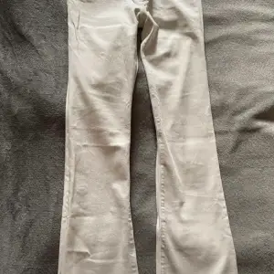 vita victoria beckham jeans i storlek 27 som representerar storlek 36❤️ lite slita där nere för jag är ganska kort men inget man märker!❤️ jag skickar gärna fler bilder PRISET KAN DISKUTERA 