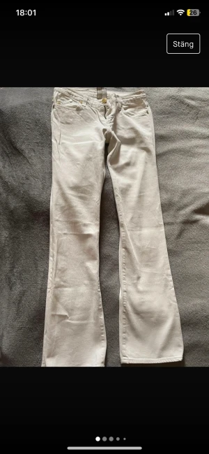 victoria beckham jeans - vita victoria beckham jeans i storlek 27 som representerar storlek 36❤️ lite slita där nere för jag är ganska kort men inget man märker!❤️ jag skickar gärna fler bilder PRISET KAN DISKUTERA 