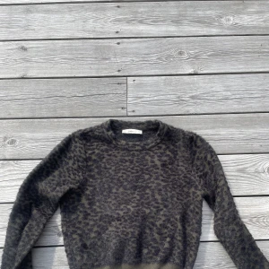 Söt Zara topp!! - Säljer min super fina och bekväma Zara topp i grön och svart då den inte kommer till användning längre! 