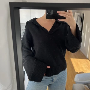 Moa Matsson X NA-KD  - Stickad tröja med vida  ärmar. Sparsamt använd, väldigt fint skick 💖 Strl XS men den är oversized så kan passa både S och M också beroende på hur man vill att den ska sitta!