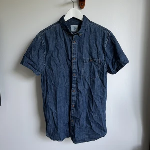 T-shirt skjorta  - T-shirt skjorta i jeans Skrynklig pga legat i säck i förrådet :’) Annars hel och ren