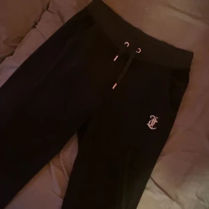 Juicy byxor - Säljer mina juicy byxor då dom inte kommer till användning längre. Dom är i bra skick men är ändå väl använda. Saknas 6 diamanter (se bild 3) men syns inte alls mycke. Men där av det billiga priset. Skriv gärna om ni har frågor 