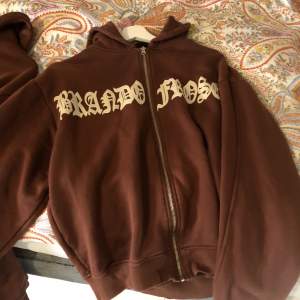 Brand of roses sip hoodie med ett reflex tryck som lyser upp när man håller en lampa emot. Nypris 1000 kr. Den är väldigt heavyveight och känns väldigt kvalitativ. Storlek M