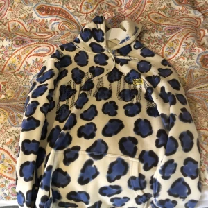 Chinatown market rinestone hoodie - Unik och limiterad chinatown market hoodie i storlek M. Använd 2 gånger. Vid fler frågor kom dm