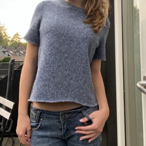 Kortärmad stickad tröja - Säljer nu min kortärmade stickade tröja, andvänd fåtal gånger, jätte fin och jätte skön💓