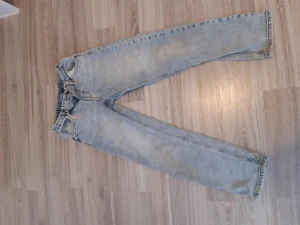 Jeans - Väll använd men i bra skick