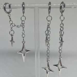 Dubble hoop Chain starshine earrings  - 1 st super snyggt star shine earringing. Super fint och passar till allt. Går att köpa separat, 1 par för 200kr. 💕Spicea upp din outfit med dessa örhängen från ICONIC SILVER. Material: mestadels rostfritt stål 💕😊