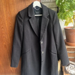 Kappa veromoda  - Helt oanvänd kappa från veromoda i storlek xs, den är tyvärr för liten för mig och därav inte kommit till användning😌🌸