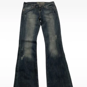 Low LTB jeans - Vintage Ltb jeans, lowwasit bootcut!! Super snygga men tyvärr för små för mig:((💕 Bilder lånade från förra ägaren, och jeansen är i fint skick! Skulle säga att de är små i storleken.  Pris kan diskuteras vid snabb affär 🚨