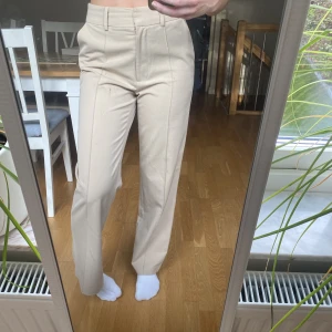 beiga kostymbyxor NAKD - ett par beiga kostymbyxor som sitter helt underbart. formar rumpa på ett SÄTT. vet inte riktigt varför jag säljer men dom kommer aldrig till användning längre, och jag måste rensa… en liten defekt på 3e bilden. ingenting man tänker på!