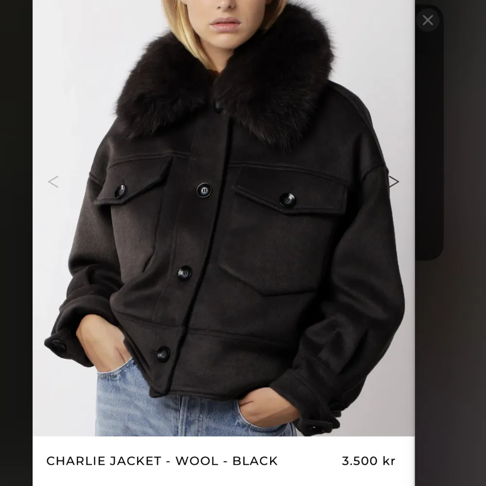 INTRESSEKOLL: Jackan är i jättebra skick,passar perfekt på mig som brukar använda storlek XS/S . Perfekt i längden. Skriv för fler bilder/frågor !!💗💗Ny pris : 3500!! Eftersom att många är intresserade kommer jag ej att acceptera prisförslag under 2500!💓. Takit.